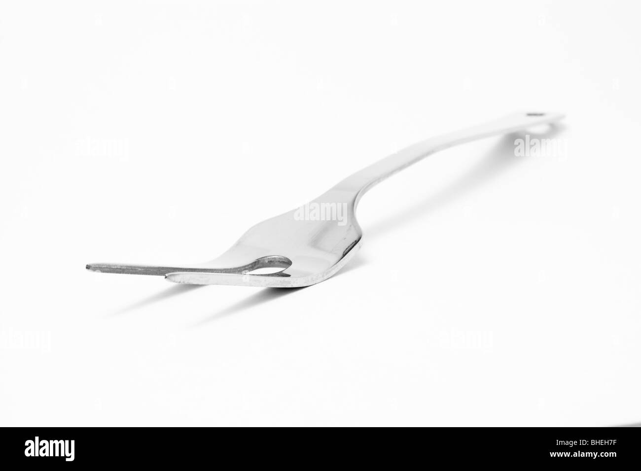 Große Edelstahl Gabel, Küchenutensil vor weißem Hintergrund isoliert. Stockfoto