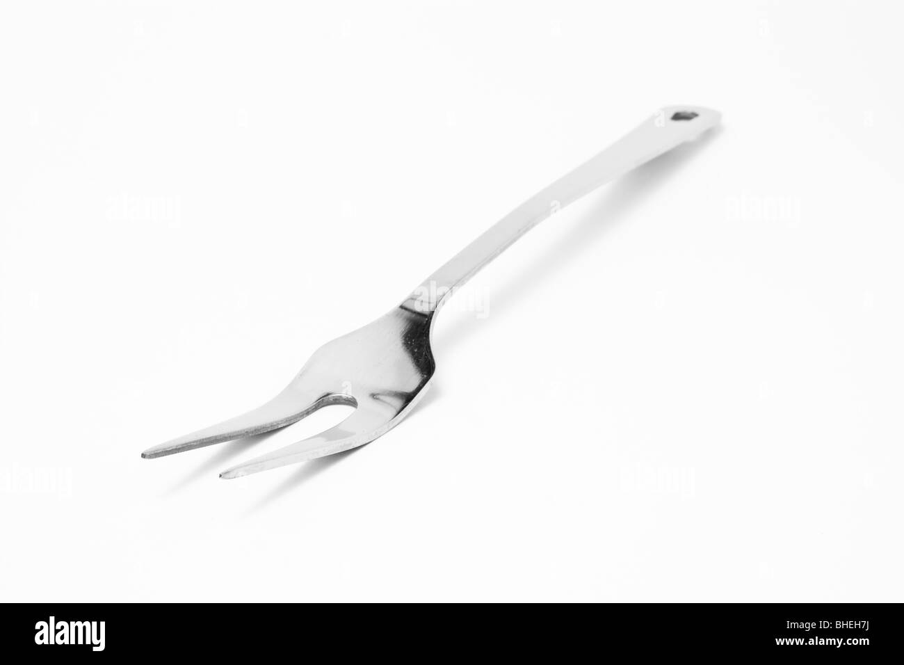 Große Edelstahl Gabel, Küchenutensil vor weißem Hintergrund isoliert. Stockfoto