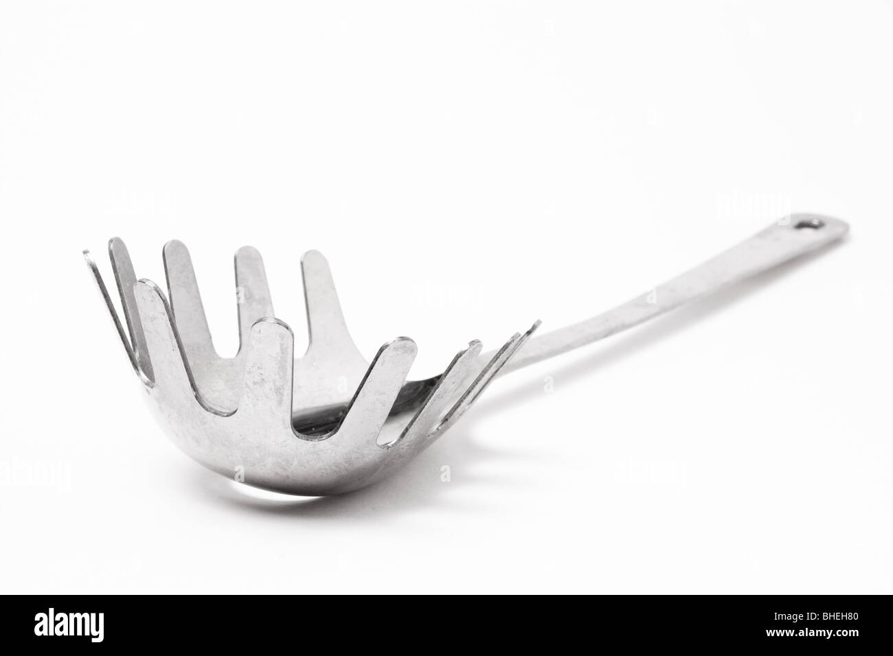 Große Edelstahl Spaghetti Server, Küchenutensil vor weißem Hintergrund isoliert. Stockfoto
