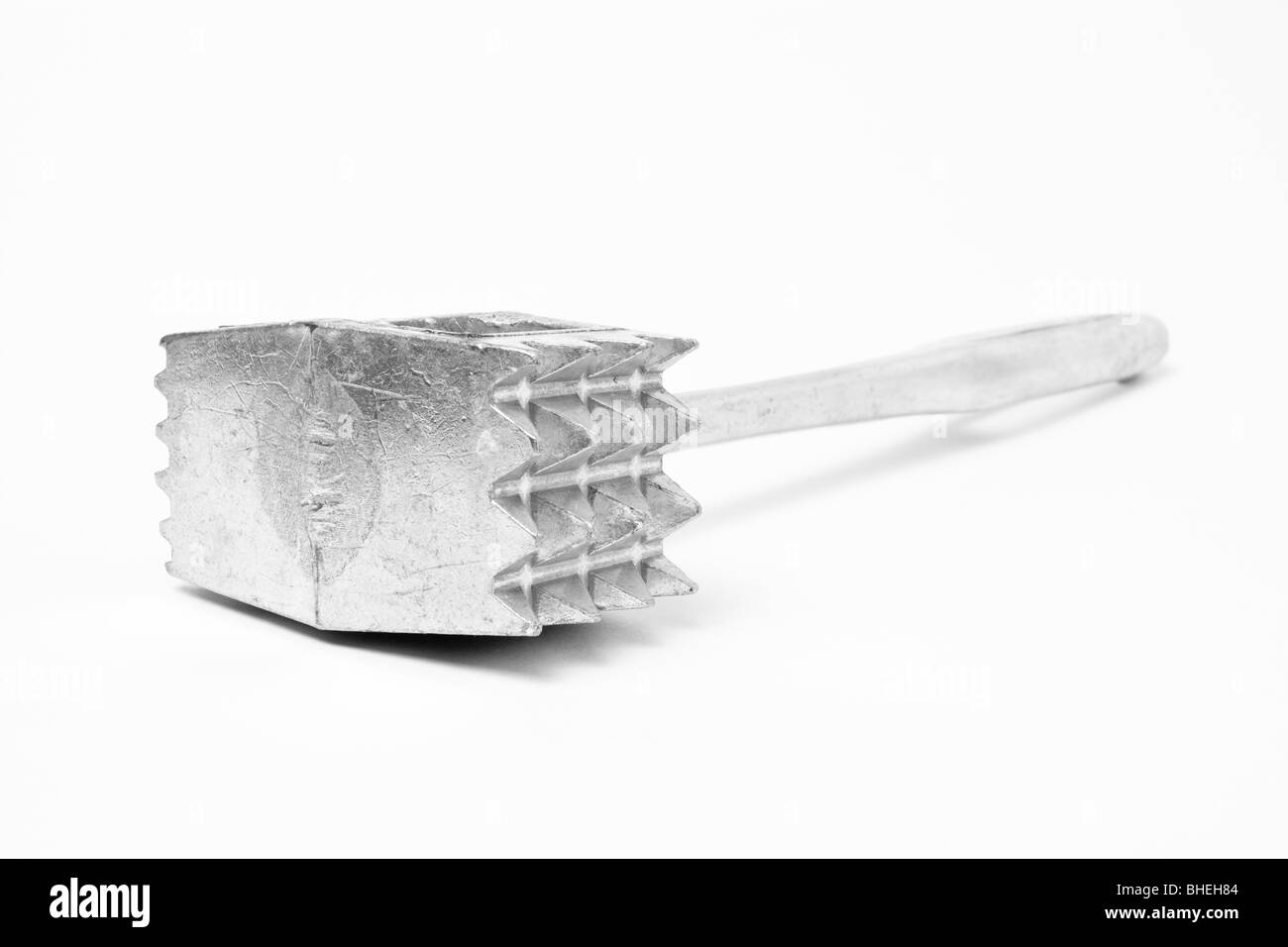 Große Edelstahl Fleisch Tenderiser, Küchengerät auf weißen Hintergrund isoliert. Stockfoto