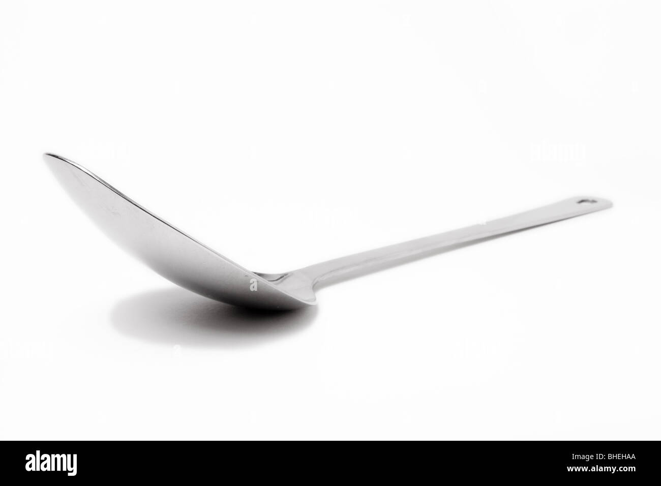 Große Edelstahl Stahl Kochlöffel auf weißen Hintergrund isoliert. Stockfoto