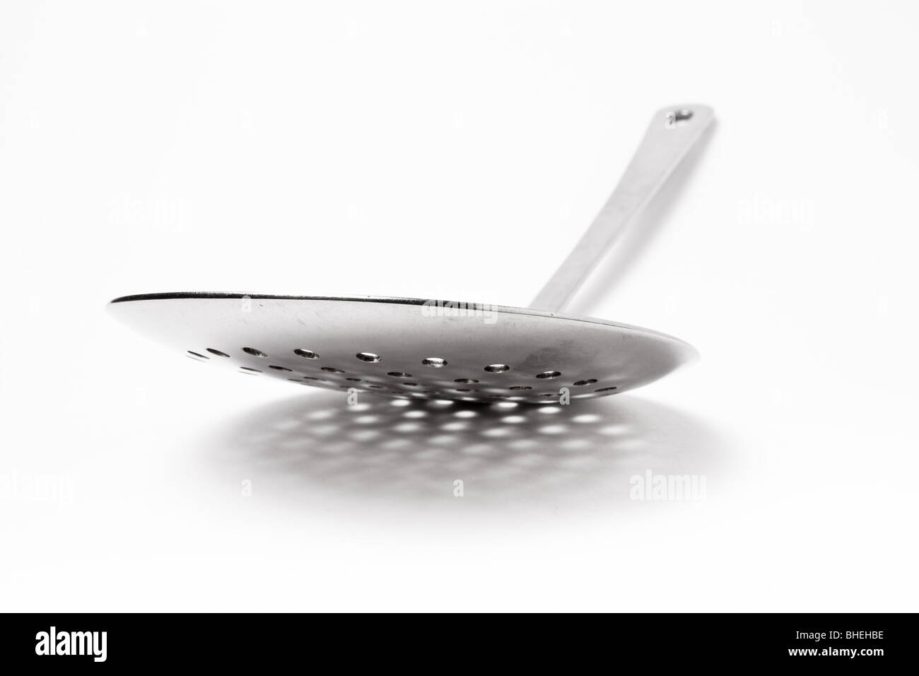 Große Edelstahl isoliert Küchenutensil vor weißem Hintergrund. Stockfoto