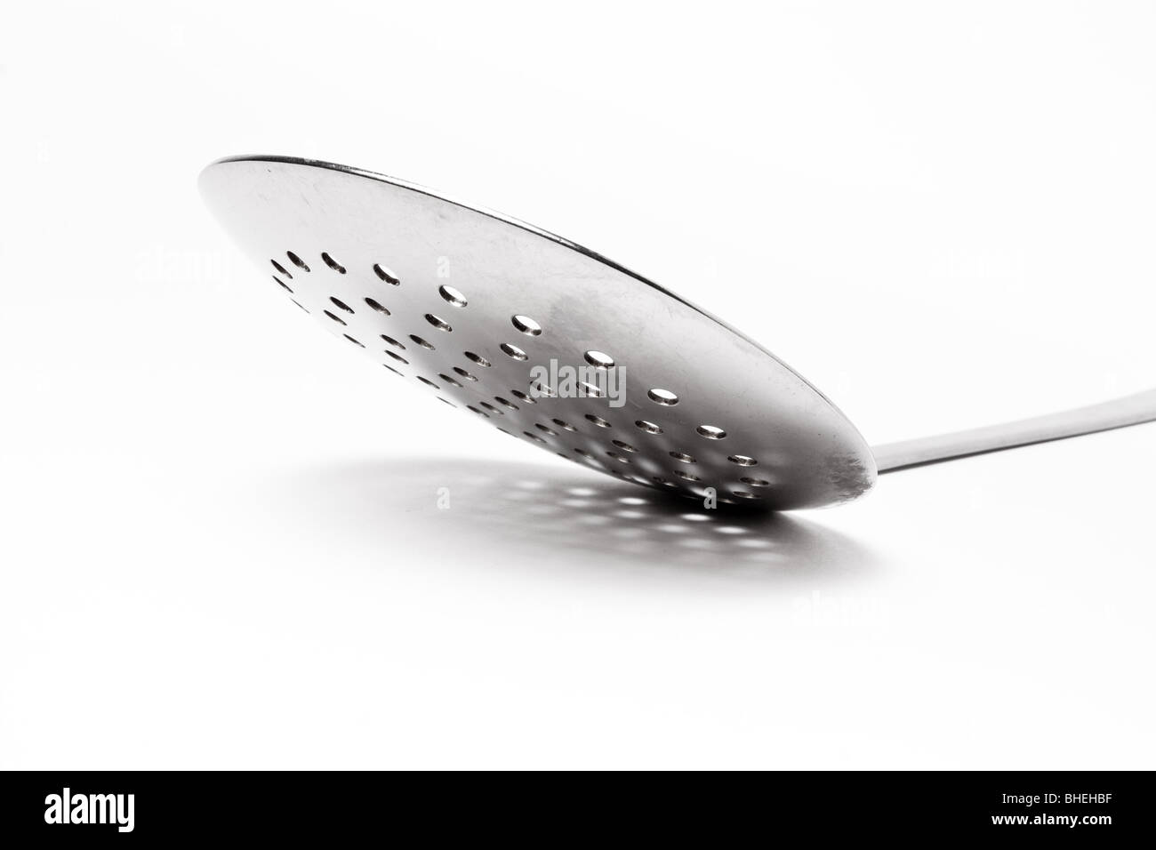 Große Edelstahl isoliert Küchenutensil vor weißem Hintergrund. Stockfoto