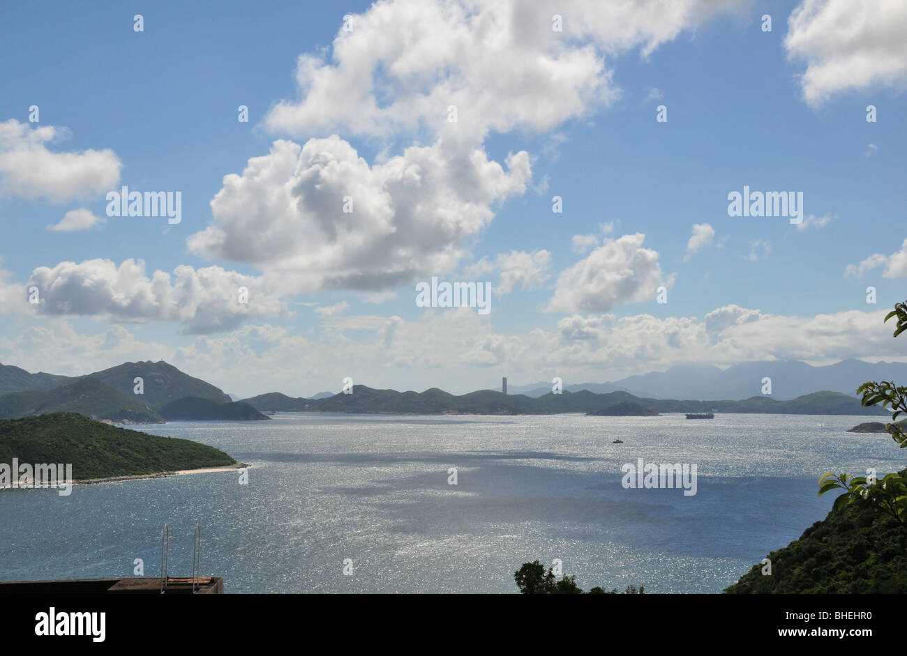 Blauer Himmel weiße Wolke Blick von der Klippe Repulse Bay, der Osten Lamma Channel, Südrussland, Hong Kong, China Stockfoto