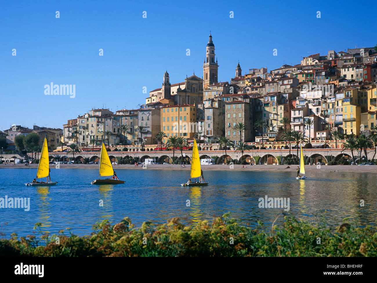Alte Stadt Menton mit Segelbooten an Sommertag, Cote d ' Azur, Côte d ' Azur, Frankreich Stockfoto
