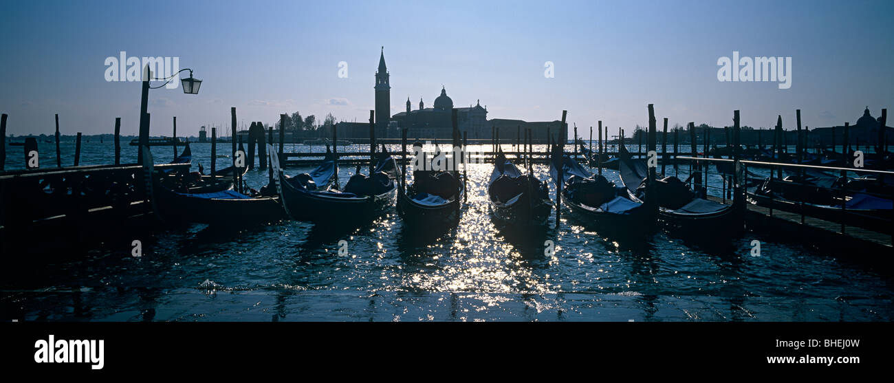 Gondeln auf der Lagune mit Blick auf San Giorgio vom Piazza San Marco, Venedig, Italien Stockfoto
