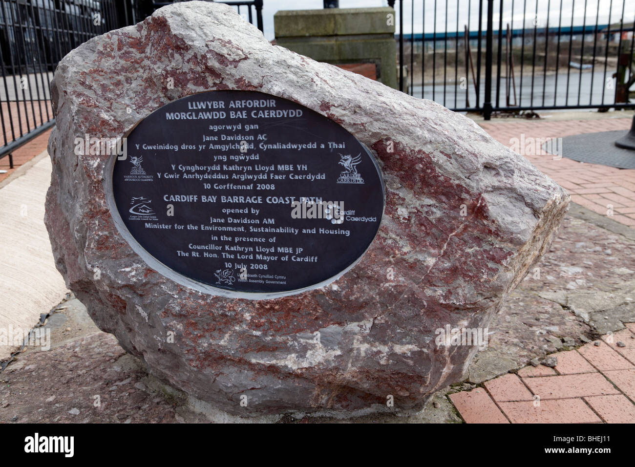 steinerne Gedenktafel anlässlich der Cardiff Bay Sperrfeuer Küste Weg Cardiff Bay wales uk Stockfoto