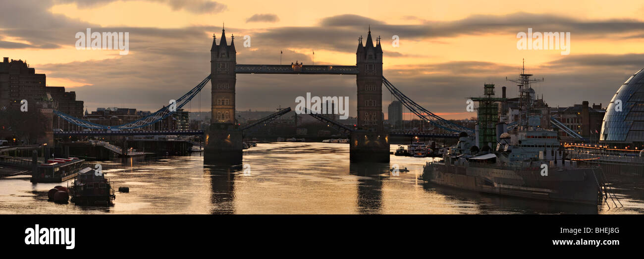 LONDON, Großbritannien - 30. JANUAR 2010: Panoramablick auf Tower Bridge und HMS Belfast at Dawn Stockfoto