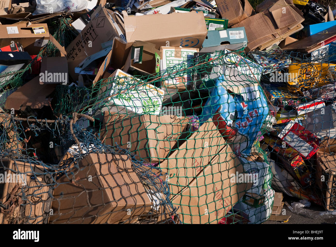 Nahaufnahme der Kartonabfälle aus Kunststoff zur Wiederverwertung Sammelstation im Auto Par Königreich Netto Stockfoto