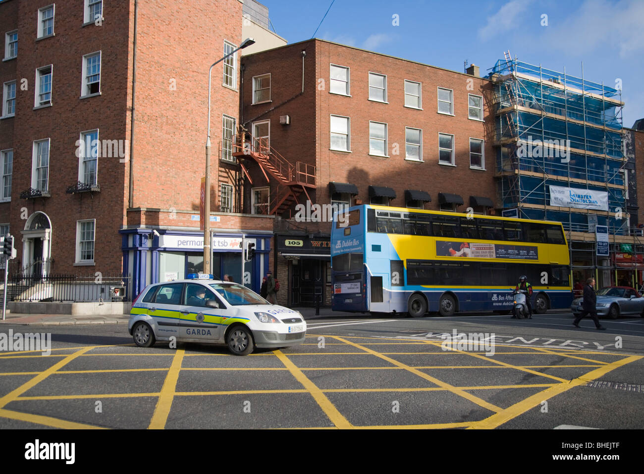 Garda, Polizei und Bus an der Ecke St. Stephens Green und Lower Leeson Street. Dublin. Irland. Stockfoto