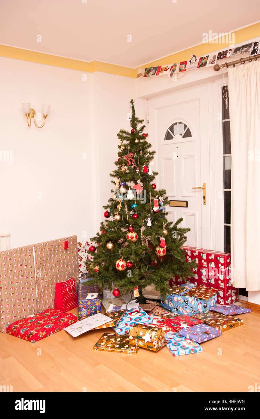 Weihnachtsgeschenke unter dem Weihnachtsbaum Stockfoto