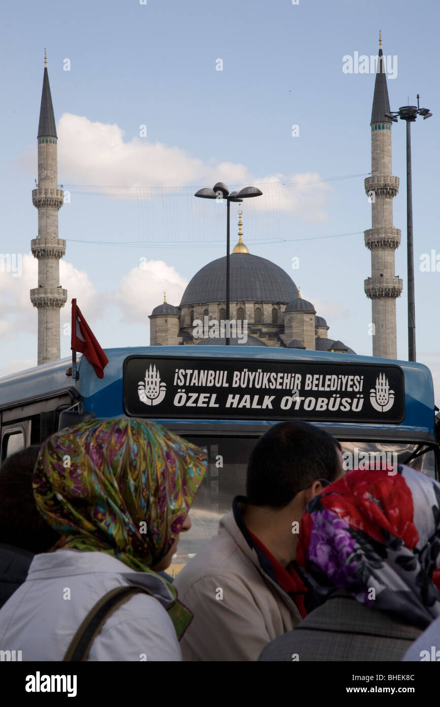 Istanbul-Bus, Frauen mit Kopftücher und Rustem Pasa Cami Moschee Stockfoto