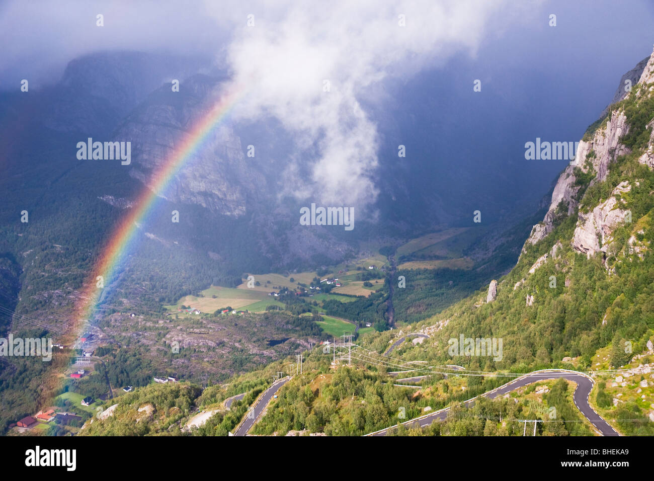 Regenbogen über einem Tal Lysebotn. Norwegen Stockfoto