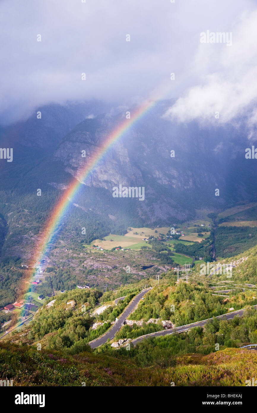 Regenbogen über einem Tal Lysebotn. Norwegen Stockfoto