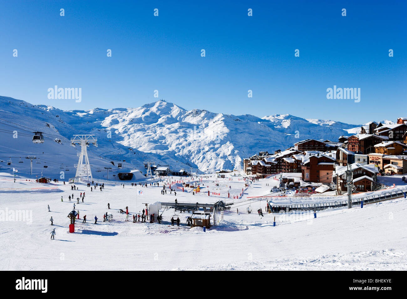 Blick über die Hänge im Zentrum des Ferienortes Val Thorens, Trois Vallées, Tarentaise, Savoie, Frankreich Stockfoto