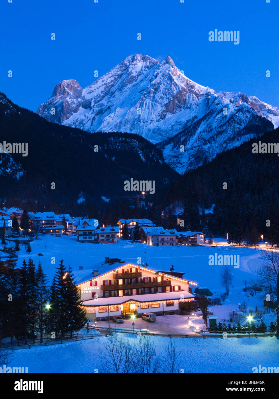 Canazei, Val di Fassa, Dolomiten, Italien. Skigebiet Sella Ronda Skizirkus. Stockfoto