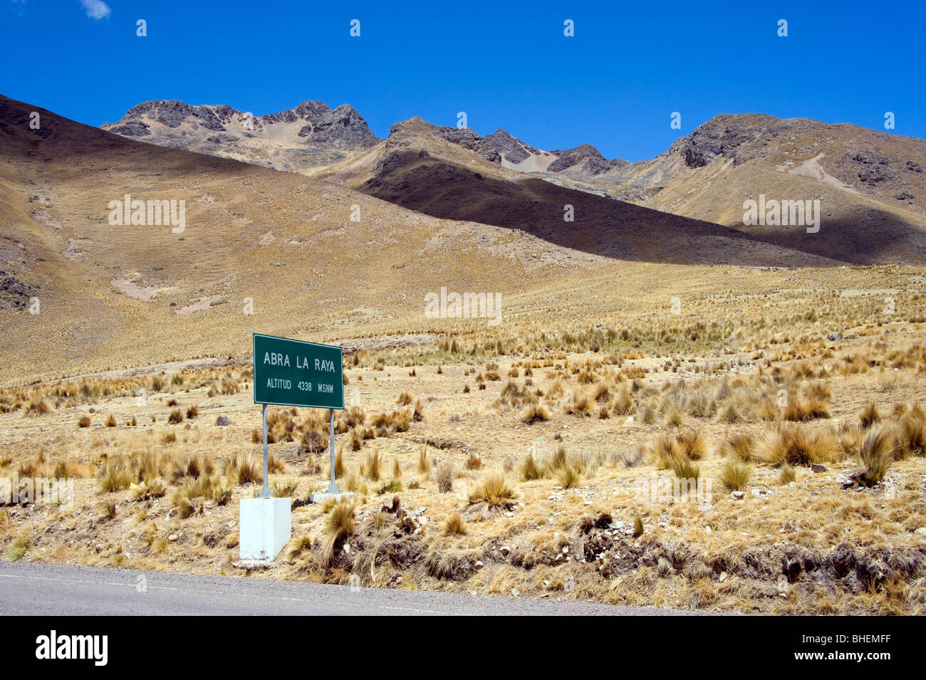 Landschaft an der Spitze des Passes in Abra La Raya, Peru, auf 4338 Meter Höhe Stockfoto