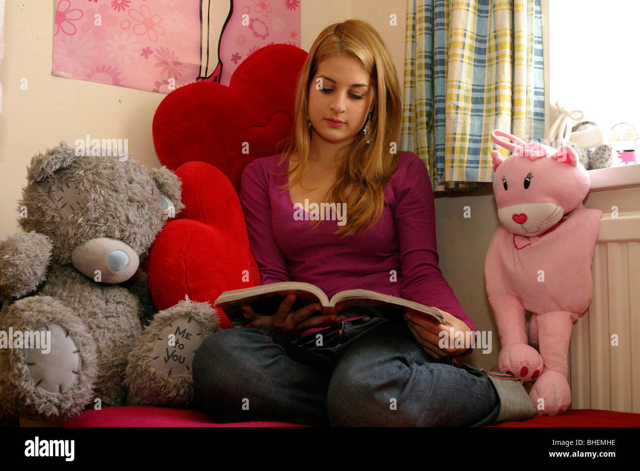 Teenager-Mädchen im Internat lesen Zeitschriften in ihrem Schlafzimmer Stockfoto