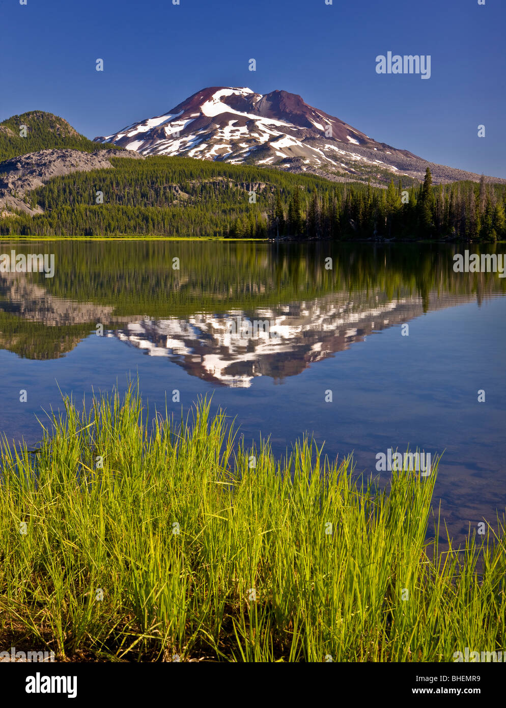 SPARKS LAKE, OREGON, USA - South Sister, Höhe 10363 Füße (3159 m), ein Vulkan in den Kaskaden Bergen von Zentral-Oregon. Stockfoto