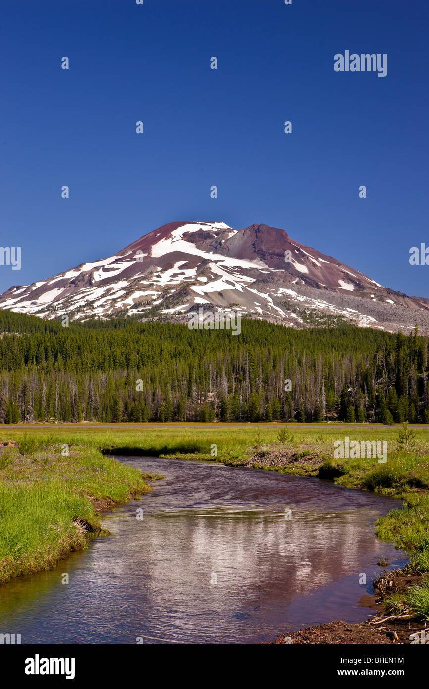 SPARKS LAKE, OREGON, USA - Soda Creek und South Sister Vulkan, Kaskaden Berge in Zentral-Oregon. Stockfoto