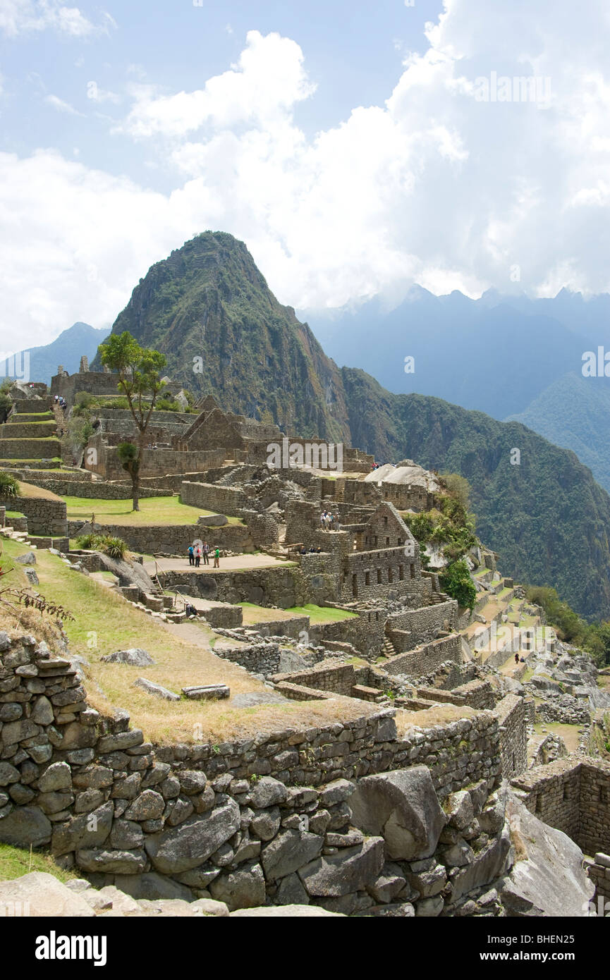 Ein Blick über die Ruinen von Machu Picchu in Peru zeigen Huayna Picchu und die terrassenförmig angelegten Website Stockfoto