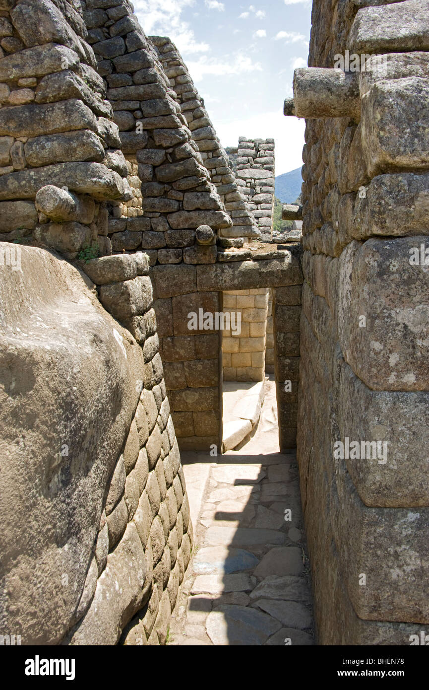 Einen Pfad inmitten der Steinbauten in Machu Picchu, Peru Stockfoto