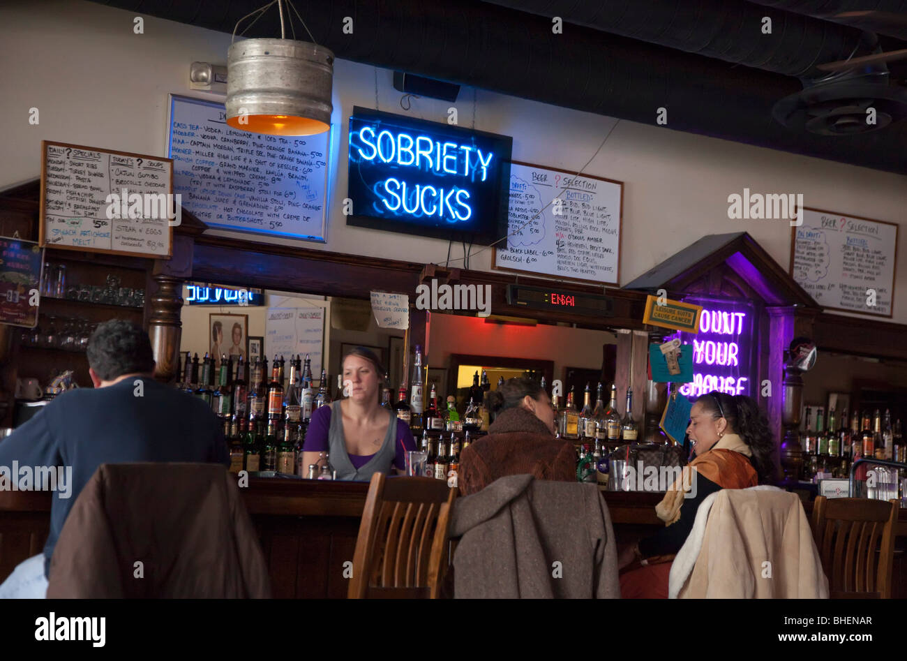 Detroit, Michigan - ein Zeichen liest "Nüchternheit saugt' an ehrlicher? John's Bar und kein Grill. Stockfoto