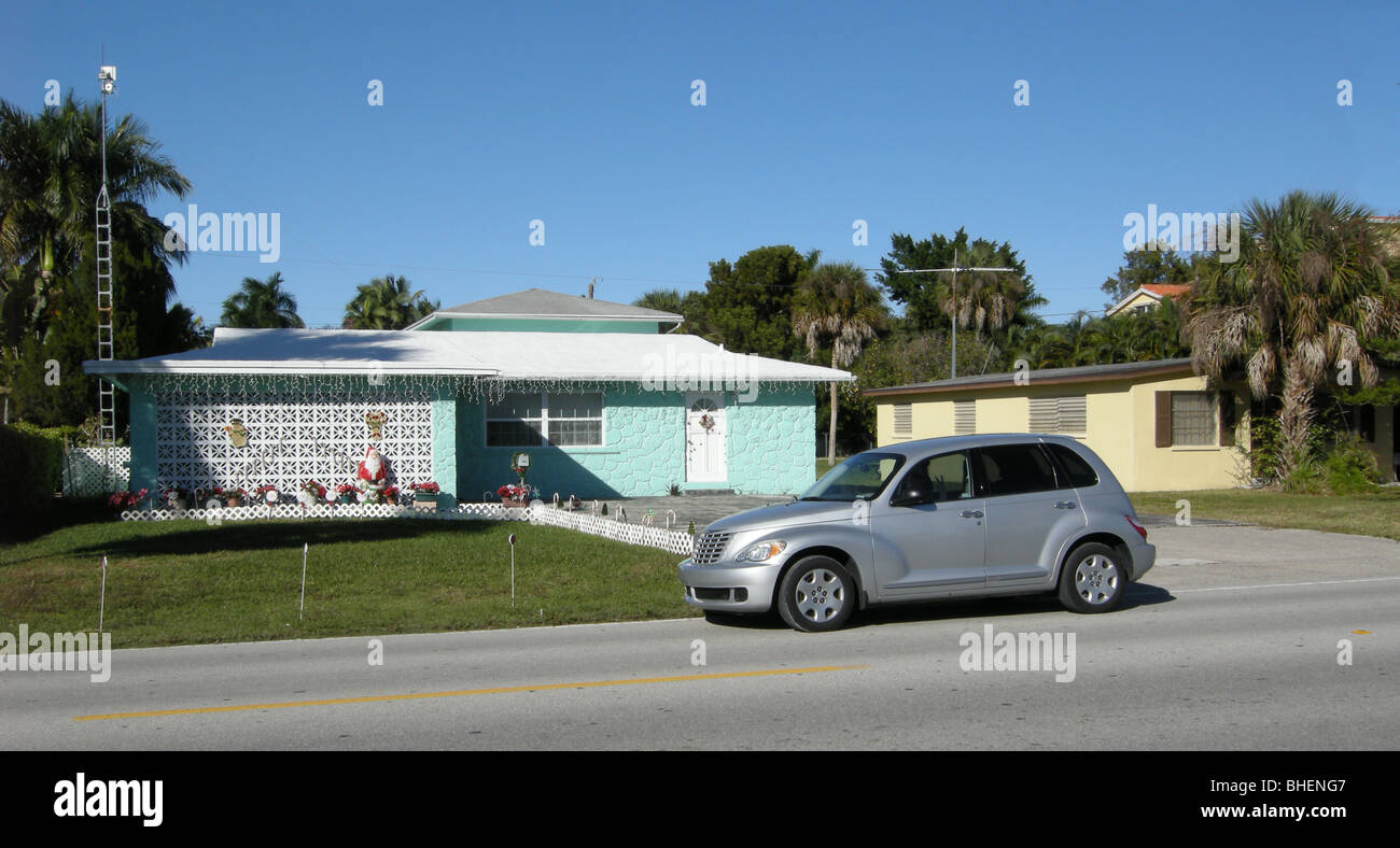 2009 Chrysler Cruiser außerhalb ein modernistischer Bungalow in Naples Florida USA Stockfoto
