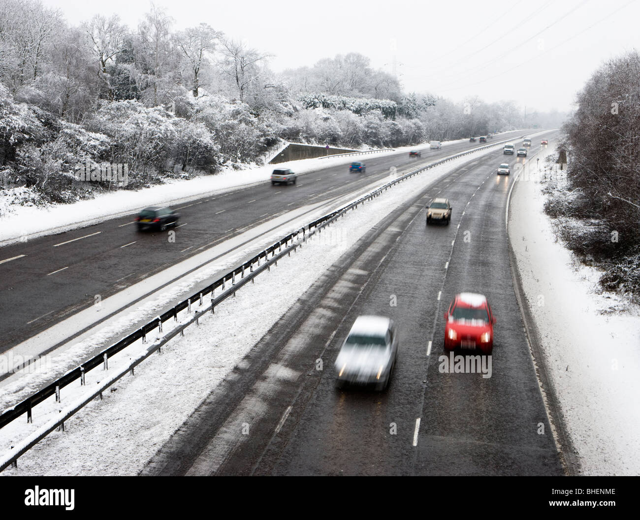 Verkehr auf der Schnellstraße im Schnee. Zwei Fahrspuren durch Winterstreudienste gelöscht. Surrey, UK Stockfoto