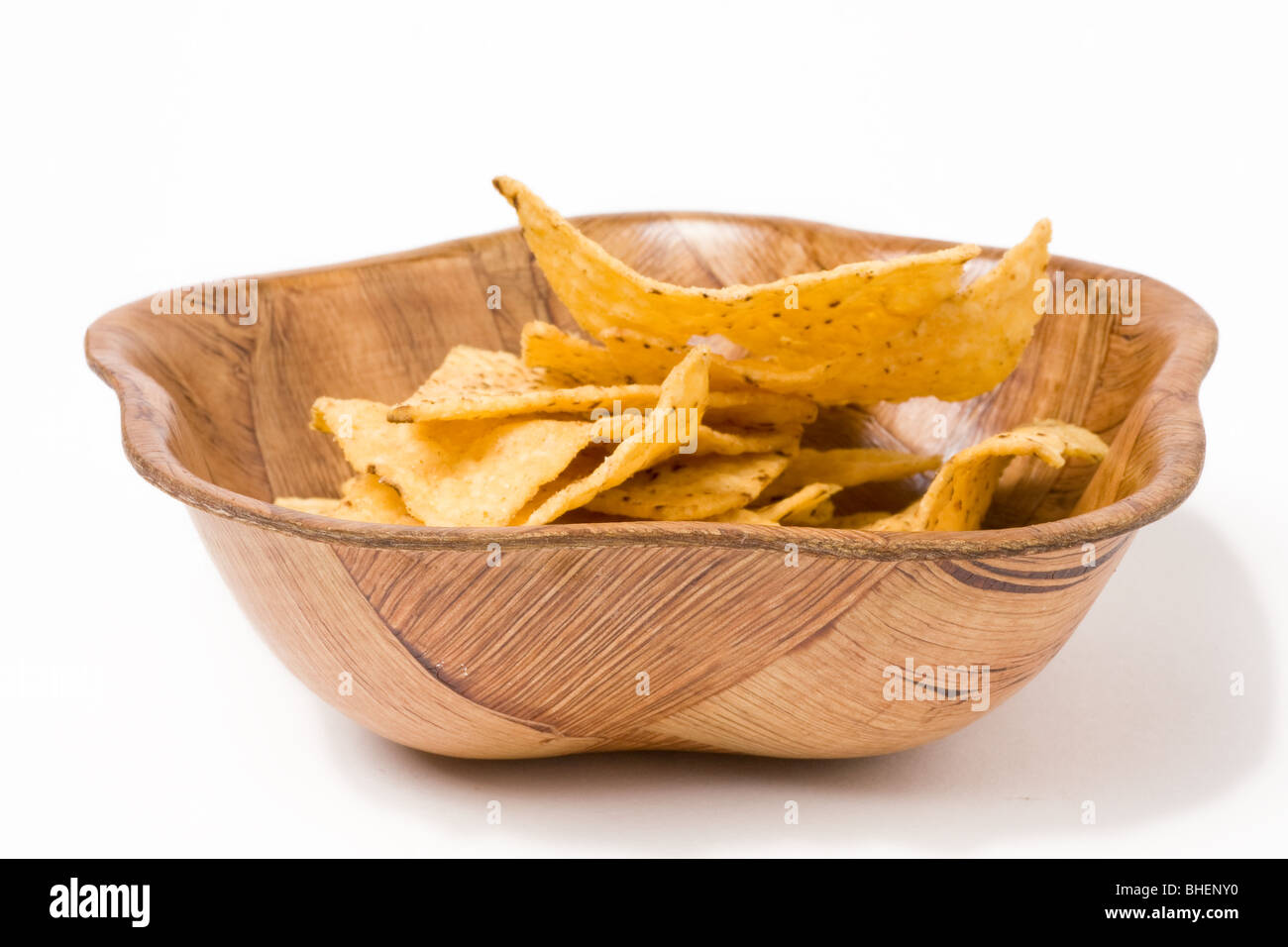 Tortilla-Chips oder Nachos in Holzschale auf weißen Hintergrund isoliert. Stockfoto