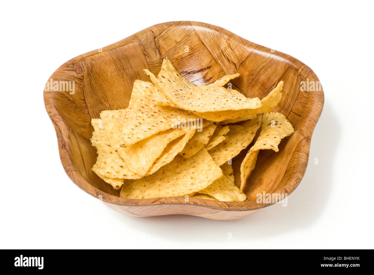 Tortilla-Chips oder Nachos in Holzschale auf weißen Hintergrund isoliert. Stockfoto