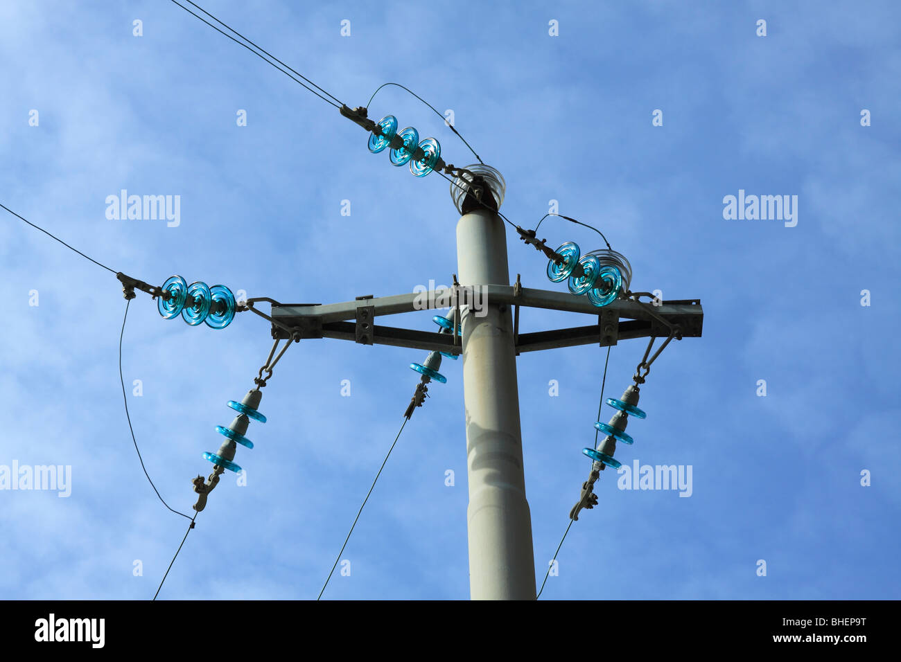 Strom-Pol auf blauen Himmelshintergrund Stockfoto
