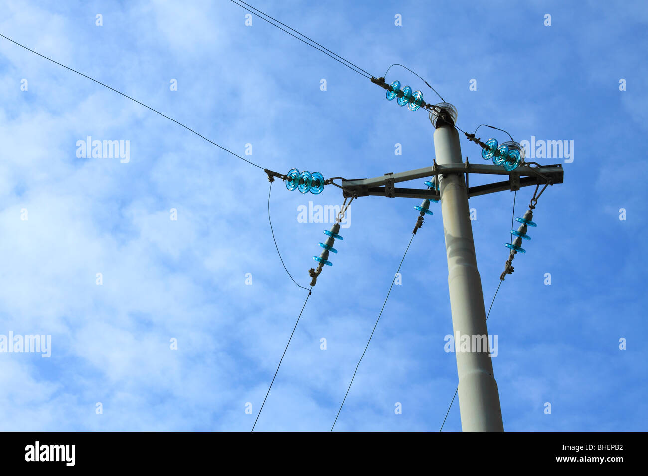 Strom-Pol auf blauen Himmelshintergrund Stockfoto