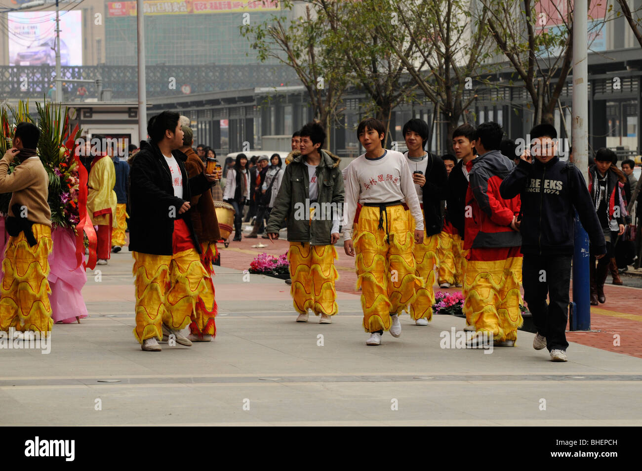 Chinesische Männer immer bereit, als einen tanzenden Drachen tragen gelber Seide Drache Beine durchführen. Stockfoto