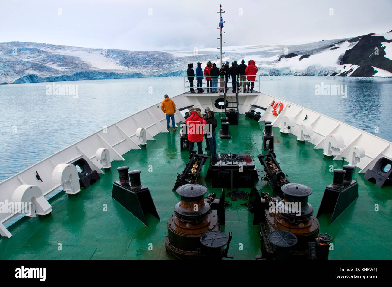 Touristen auf einer Expedition Boot nähert King George Island vor der antarktischen Halbinsel Stockfoto