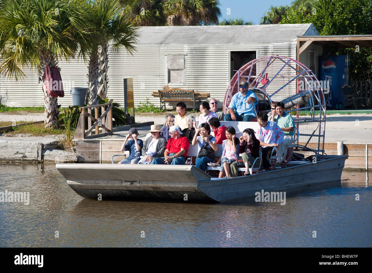 Unterreichenbach, FL - Nov 2008 - Touristen verlassen Dock auf Luft-Bootstour in den Everglades entlang der Alligator Alley in Florida Stockfoto