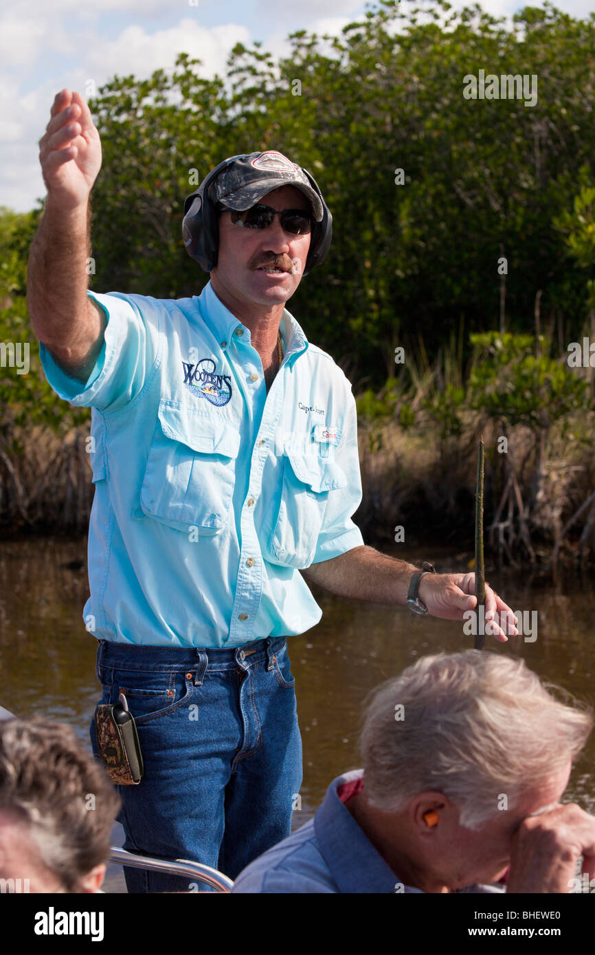 Luft-Boot-Kapitän erzählt Touristen über die lokale Flora und Fauna während der Tour in den Everglades entlang der Alligator Alley in Florida Stockfoto