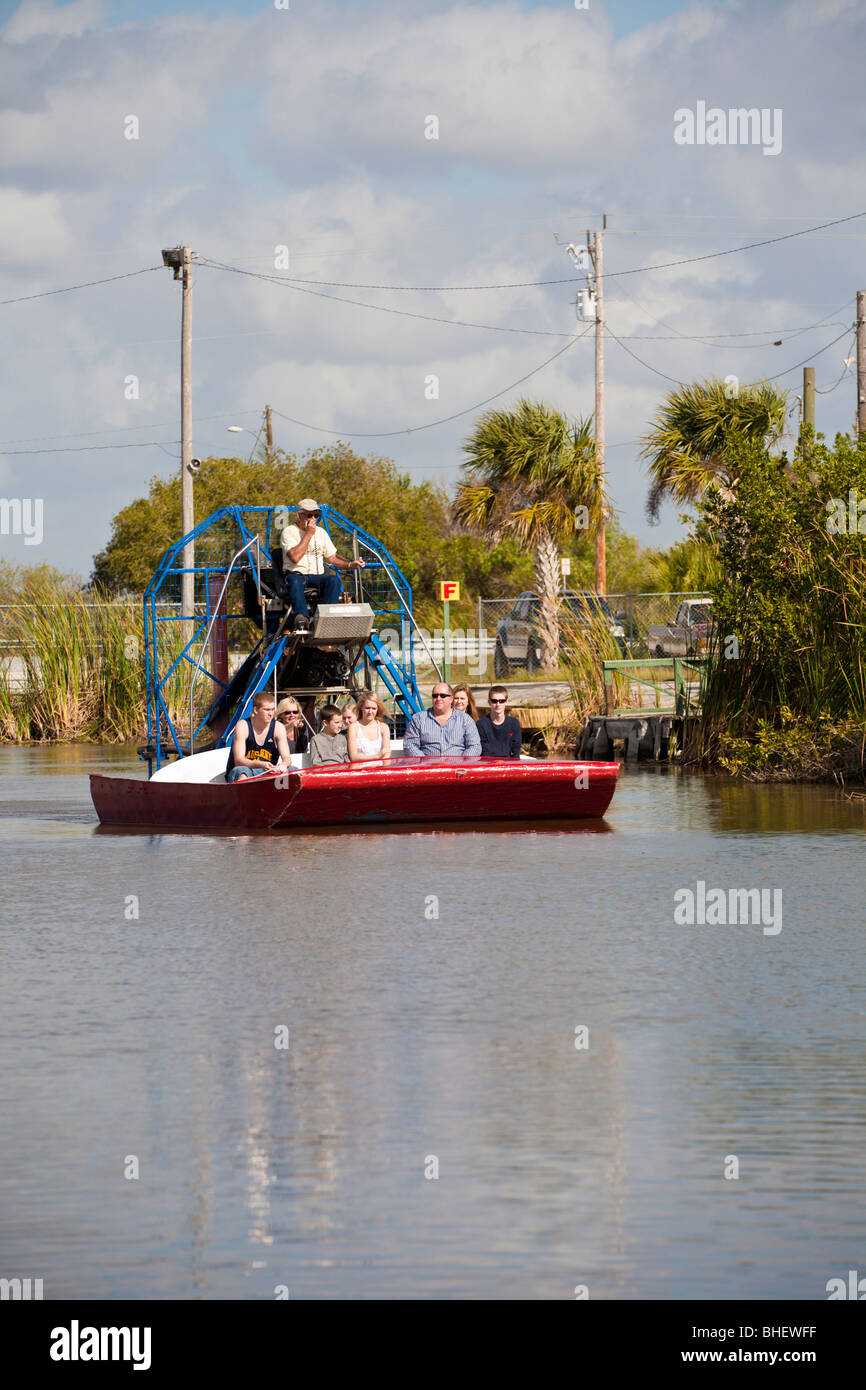 Luft-Boot-Kapitän erzählt Touristen über die lokale Flora und Fauna während der Tour in den Everglades entlang der Alligator Alley in Florida Stockfoto