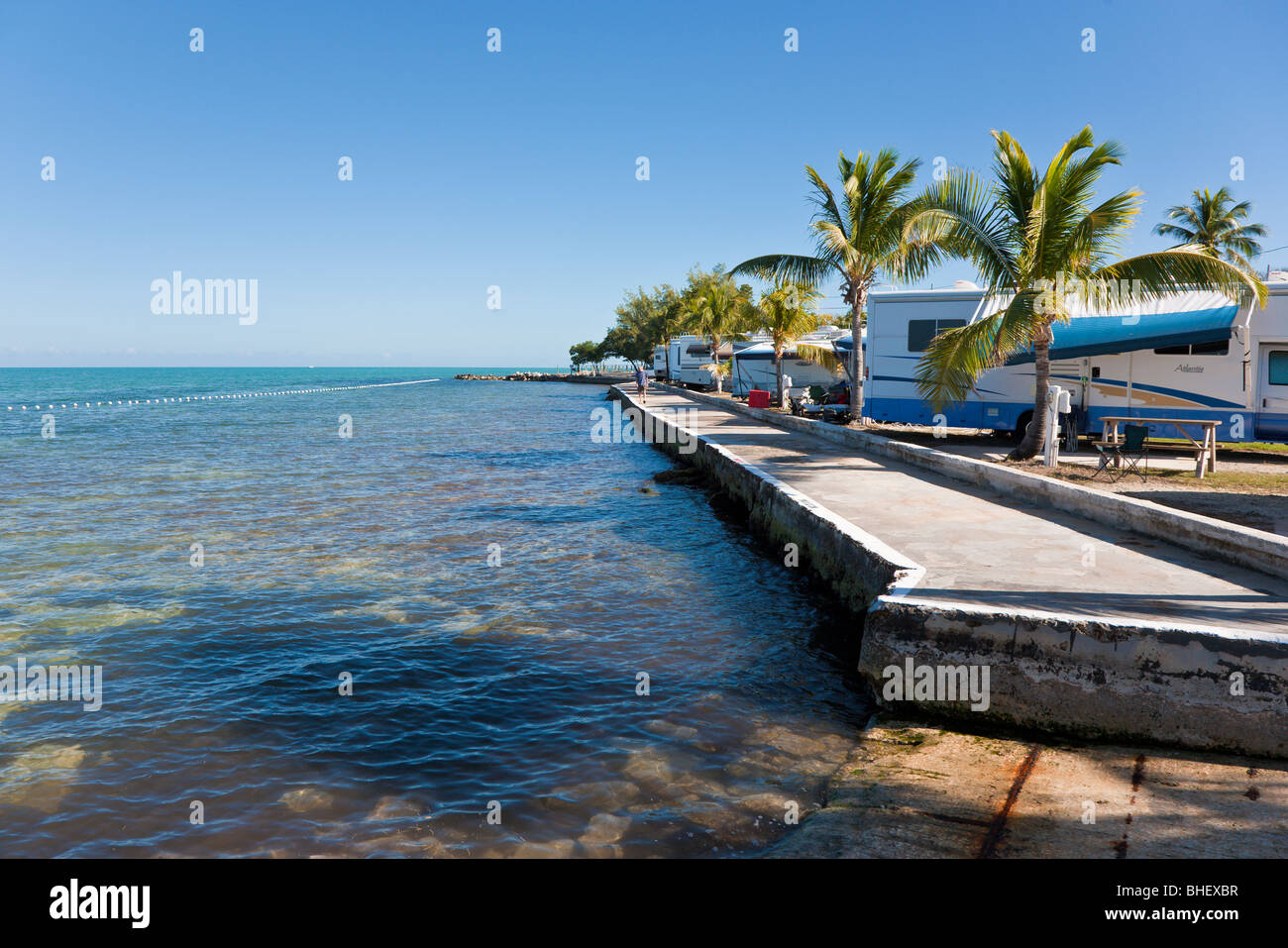 Marathon, FL - Dez 2008 - RVs sind auf Ufermauer in Campingplatz entlang der Küste von Grassy Key in Marathon, Florida gesichert Stockfoto