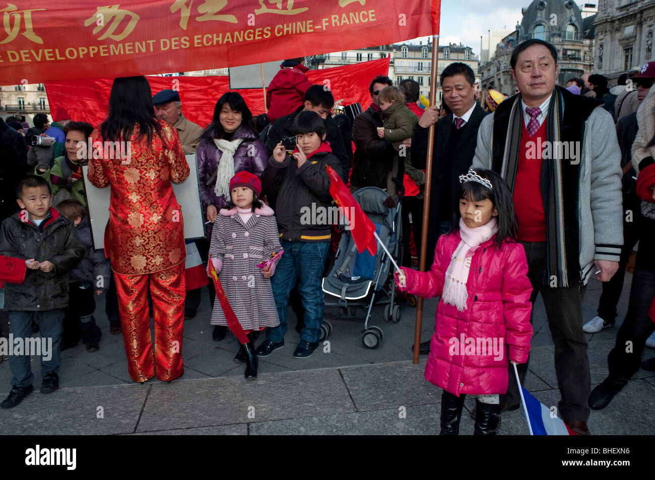 Paris, Frankreich, Asiaten feiern „Chinesisches Neujahr“ jährliche Straßenkarnevalsparade, chinesische Familien verkleidet, feiern Traditionen Einwanderer Europa, rote chinesische Seide Stockfoto