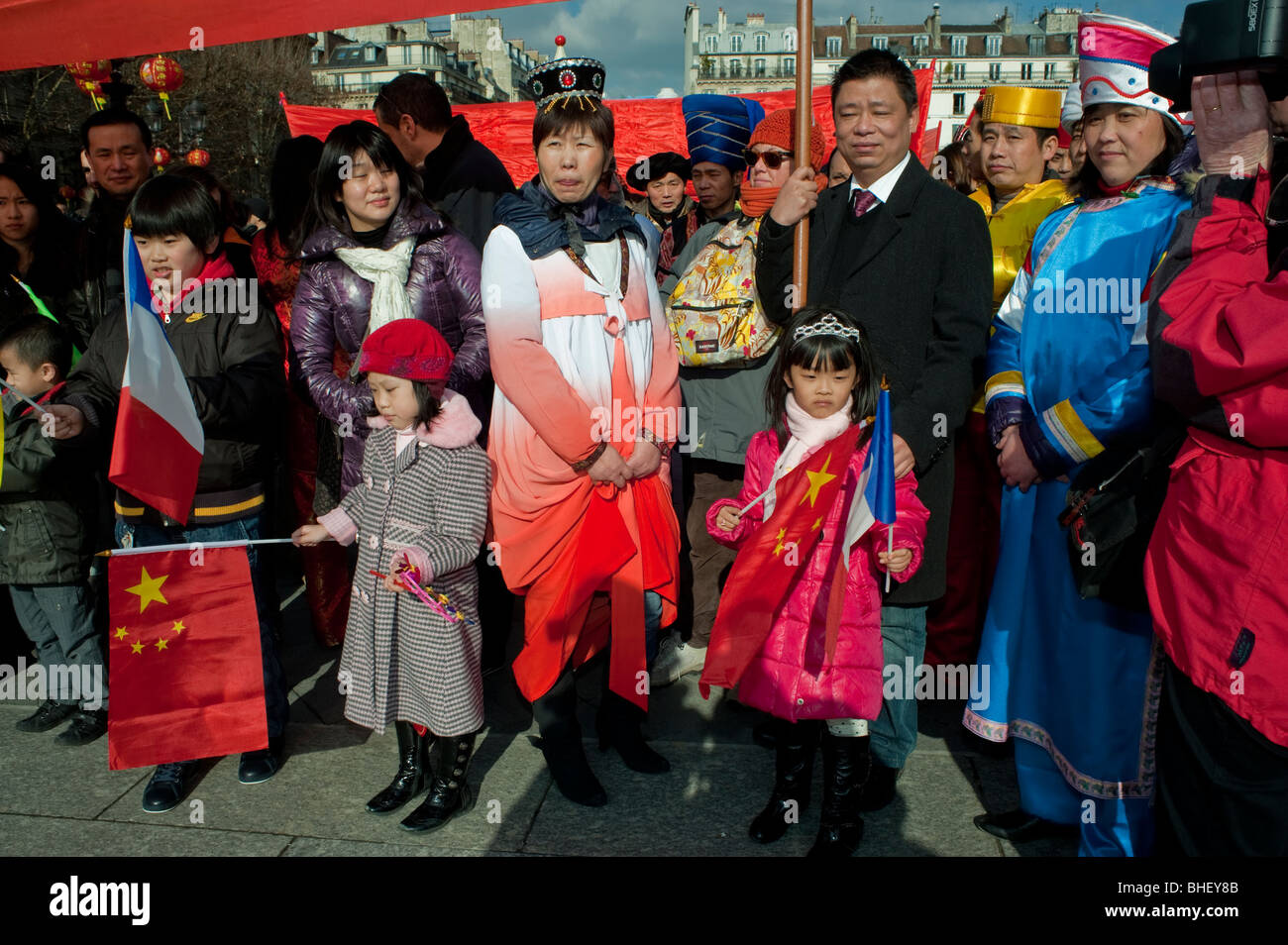 Paris, Frankreich, Asiaten feiern das „Chinesische Neujahr“ jährliche Straßenkarnevalsparade, Chinesisch-französische Familienaudienz, Kinderparade Stockfoto