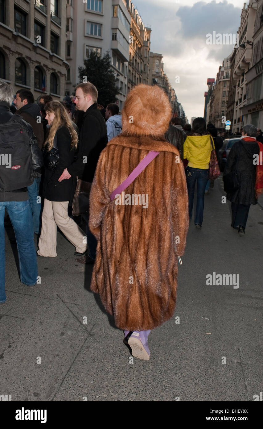 Paris, Frankreich, Frau in voller Länge Nerz Mantel zu Fuß entfernt, auf der Straße, von hinten, im Marais, Street-Stil Stockfoto