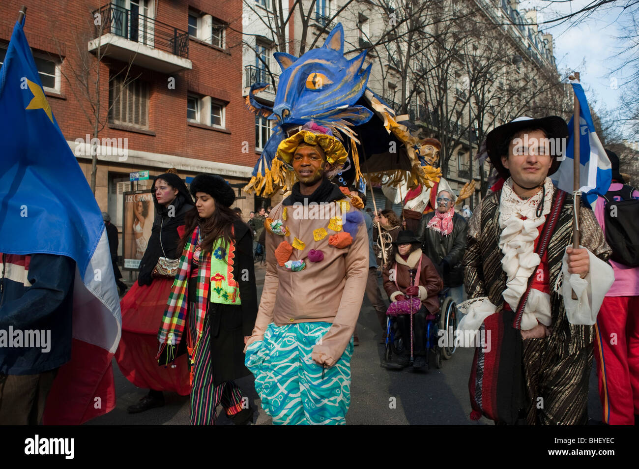 Paris, Frankreich, große Menschenmassen in Kostümen, die beim Pariser Karneval Street Festival marschieren, farbenfrohe, vielfältige multirassische Gruppe Paris integriert, Zoll und Traditionen Frankreich, französische Männer Stockfoto