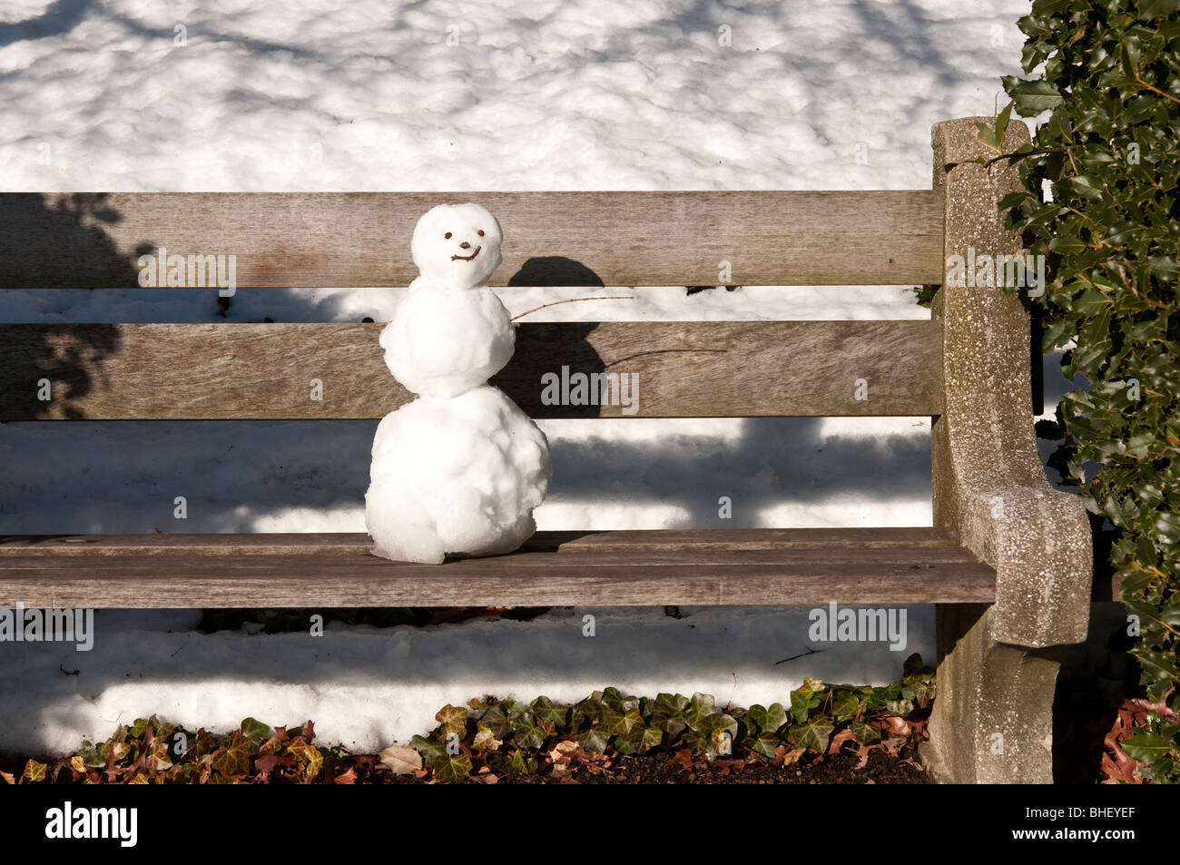 Schneemann auf einer Parkbank in Brooklyn Stockfoto