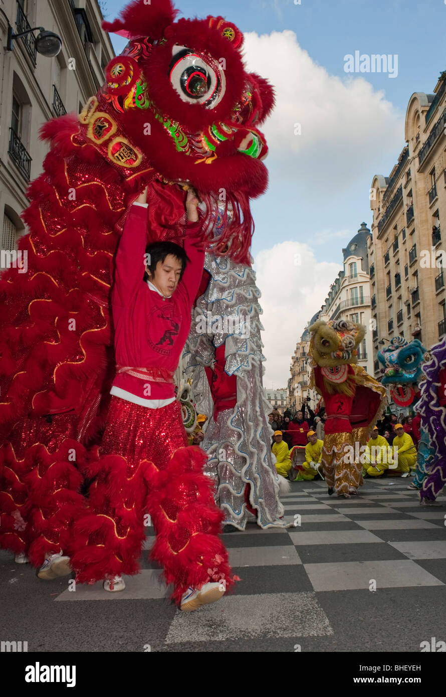 Paris, Frankreich, Große Menschenmengen, Asiatische Teenager, Chinesisches Neujahr, Straßenkarneval, Parade, traditionelle „Chinesische Drachentanz“ im Marais, Drachen Stockfoto