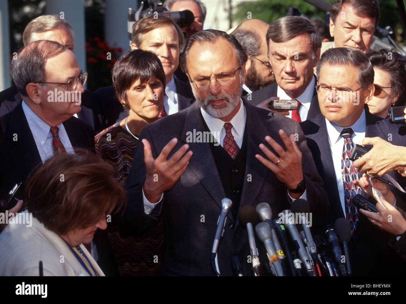 Haus-Minorität-Führer David Bonior vor dem weißen Haus 9. September 1998 in Washington, DC. (Foto von Richard Ellis) Stockfoto