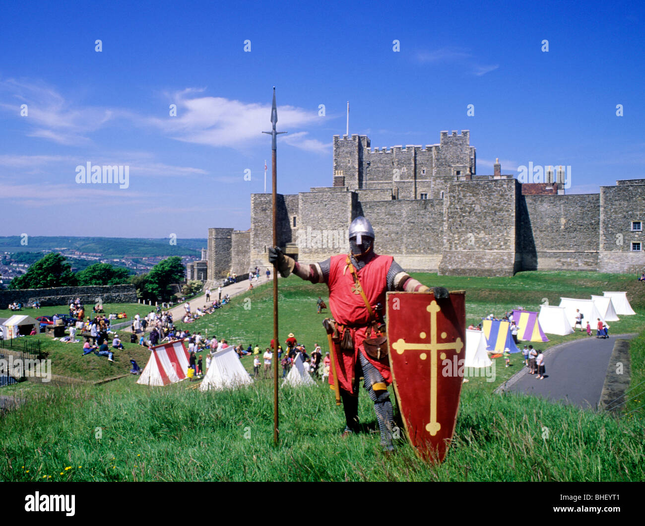 Dover Castle Reenactment normannische Periode Ritter englische Geschichte Kostüm Soldat Soldaten Waffen Rüstung Schild Speer Stockfoto