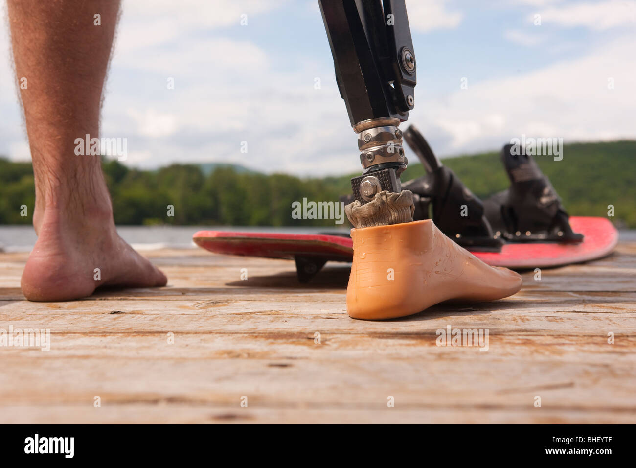 Sportler mit einem künstlichen Bein mit einem Wasser-Ski-Board auf einem dock Stockfoto