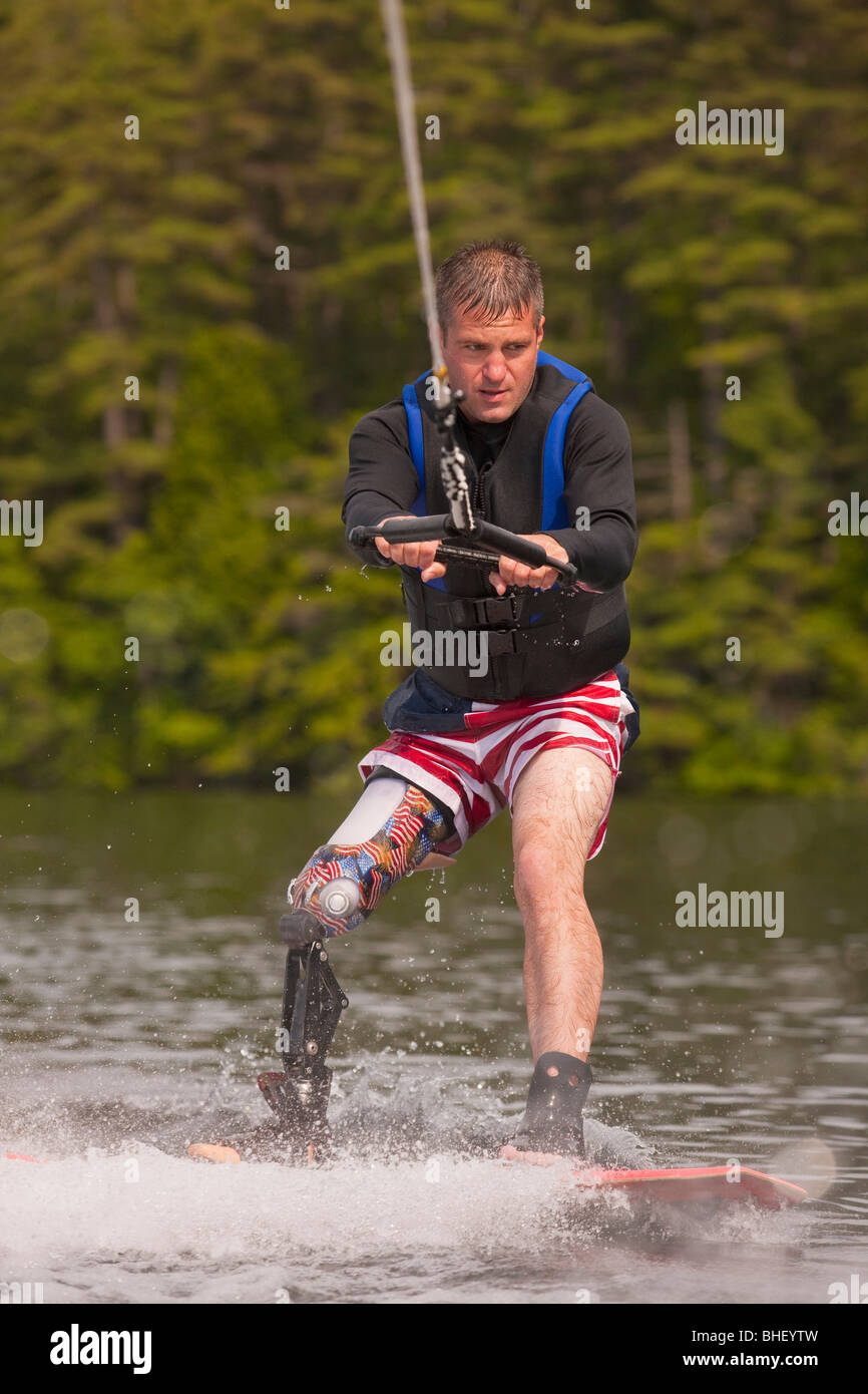 Sportler mit einer Beinprothese Wasserski Stockfoto