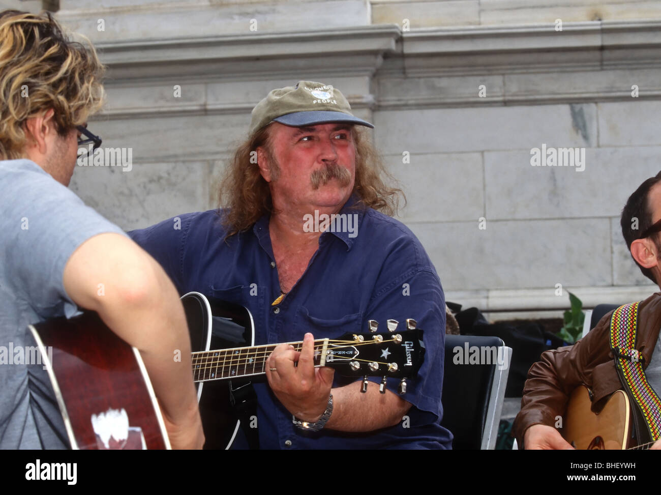 Sänger David Crosby spielt Gitarre vor dem US Capitol Gebäude während National Day of Action für Tibet in Washington, D.C. Stockfoto